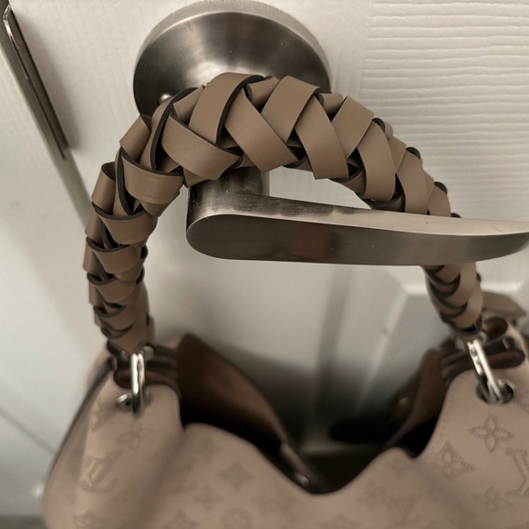 Louis Vuitton Carmel Mahina Galet Gray Leather Hobo Women's handBag M21775 - Picture 4 of 10